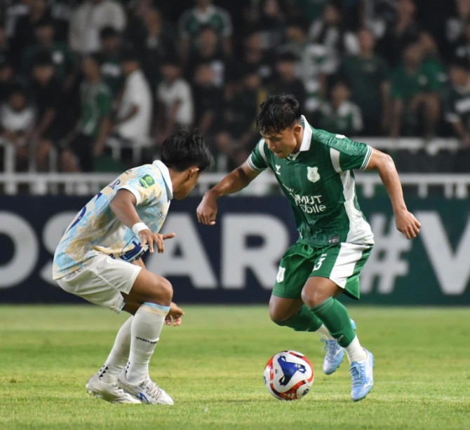 Pemain PSMS Medan berusaha melewati pemain PSPS Pekanbaru saat kedua tim bertemu dalam laga lanjutan Liga 2 di Stadion Utama Sumut, Sabtu (28/3/2026). Dalam laga tersebut kedua tim bermain imbang 1-1. Foto: IST