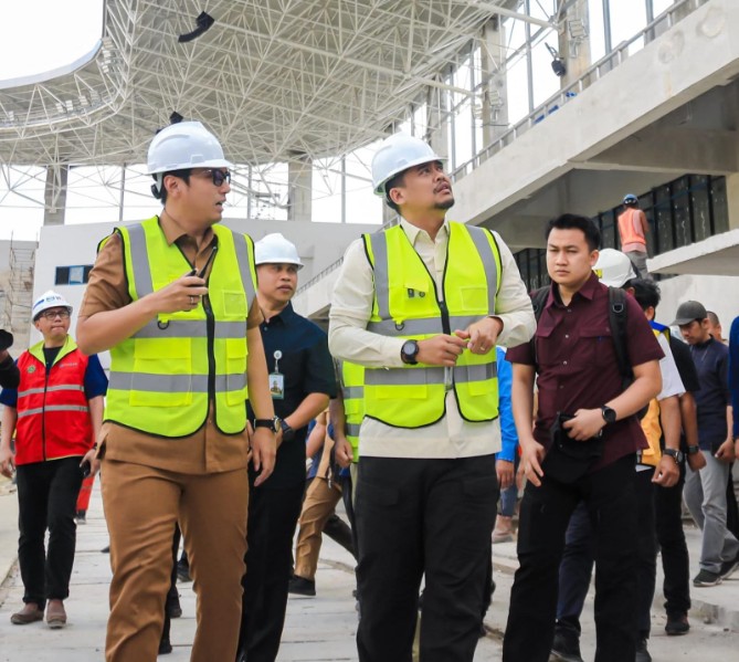 Gubernur Sumatera Utara, Bobby Nasution, mendorong percepatan revitalisasi Stadion Teladan dengan menerapkan sistem kerja tiga shift guna mengejar target penyelesaian pada pertengahan Mei 2026.