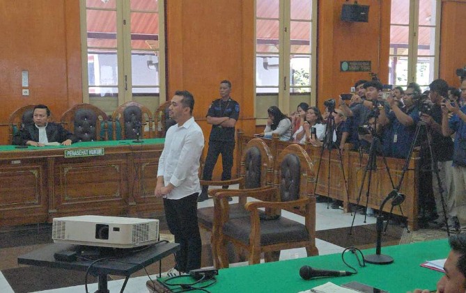 Amsal Sitepu saat mendengarkan amar putusan majelis hakim