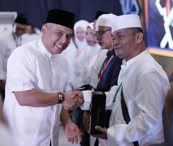 Dirut Bank Sumut Heru Mardiansyah menyalami jamaah yang mengikuti manasik haji. Foto; IST
