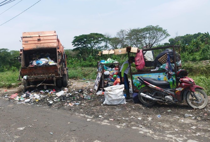 Tumpukan sampah liar di Jalan Inspeksi Kanal, Lingkungan 15, Kelurahan Titi Kuning, Kecamatan Medan Johor, kian mengkhawatirkan dan disebut telah memasuki kondisi darurat.