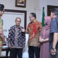 Wali Kota Medan Rico Waas saat menerima audiensi panitia Halal Bihalal Masyarakat Melayu Indonesia di Balai Kota Medan, Senin (6/4/2026).