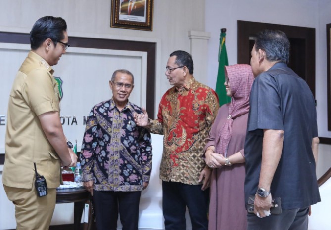 Wali Kota Medan Rico Waas saat menerima audiensi panitia Halal Bihalal Masyarakat Melayu Indonesia di Balai Kota Medan, Senin (6/4/2026).