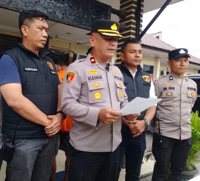 Seorang pria bernama Isak (55) tewas setelah ditikam saudaranya sendiri, Zulham Efendi (35), menggunakan obeng yang telah ditajamkan. Peristiwa itu terjadi di kawasan Kecamatan Percut Sei Tuan, Senin (2/3/2026) malam.