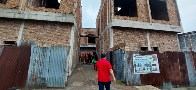 Komisi 4 DPRD Kota Medan menemukan delapan unit perumahan tanpa Persetujuan Bangunan Gedung (PBG) saat melakukan inspeksi mendadak (sidak) di Jalan Pendidikan, dekat Jalan Tempuling, Kelurahan Indra Kasih, Kecamatan Medan Tembung, Senin (6/4/2026).