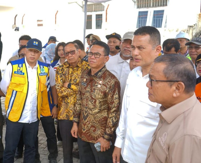 Zakiyuddin saat menerima kunjungan Komisi V DPR RI di Belawan, Kamis (9/4/2026), yang dipimpin Anggota DPR RI dari Fraksi Golkar, Musa Rajekshah (Ijeck).