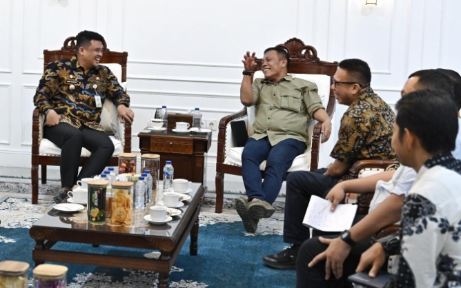 Gubernur Sumatera Utara, Muhammad Bobby Afif Nasution, mempercepat pemulihan pascabencana banjir dan longsor di Kabupaten Tapanuli Tengah (Tapteng) dengan fokus pada perbaikan infrastruktur dan pembangunan hunian tetap (huntap).