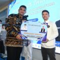 Gubernur Sumatera Utara, Muhammad Bobby Afif Nasution, menyerahkan tali asih kepada atlet peraih medali SEA Games 2025 di Komite Olahraga Nasional Indonesia Sumut, Jalan Willem Iskandar, Deliserdang, Jumat (10/4/2026).