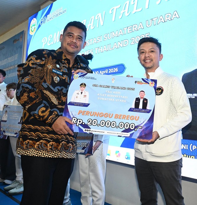 Gubernur Sumatera Utara, Muhammad Bobby Afif Nasution, menyerahkan tali asih kepada atlet peraih medali SEA Games 2025 di Komite Olahraga Nasional Indonesia Sumut, Jalan Willem Iskandar, Deliserdang, Jumat (10/4/2026).