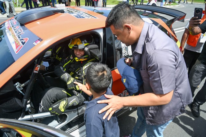 Gubernur Sumatera Utara, Muhammad Bobby Afif Nasution, menyaksikan langsung aksi para pereli nasional pada ajang Sprint Rally Sumut 2026 di lintasan aspal Komplek Sport Centre Sumut, Deliserdang, Sabtu (11/4/2026).