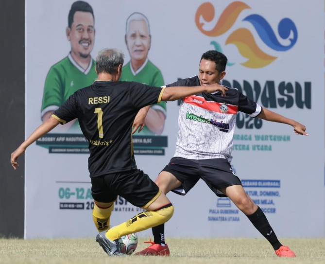 Laga perempat final sepakbola Pekan Olahraga Wartawan Sumatera Utara (PORWASU) 2026 berlangsung panas dan penuh drama. MSJC memastikan tiket semifinal usai menumbangkan Mistar FC melalui adu penalti di Stadion Mini Disporasu, Sabtu (11/4/2026).