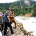 Gubernur Sumatera Utara, Bobby Nasution, mendesak percepatan pembangunan tanggul Sungai Badiri di Kecamatan Badiri, Kabupaten Tapanuli Tengah, sebagai langkah penanganan pascabencana banjir. Penegasan itu disampaikan saat meninjau langsung lokasi pembangunan, Senin (13/4/2026).