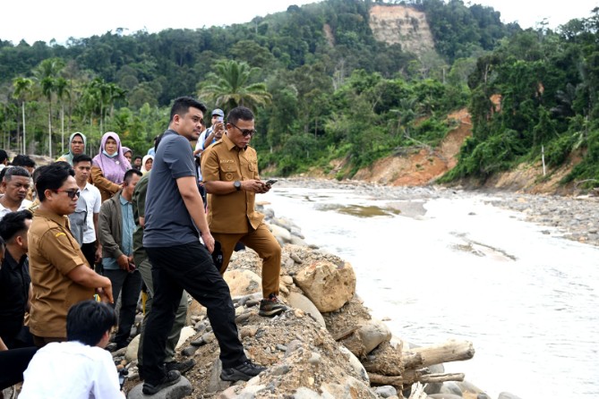 Gubernur Sumatera Utara, Bobby Nasution, mendesak percepatan pembangunan tanggul Sungai Badiri di Kecamatan Badiri, Kabupaten Tapanuli Tengah, sebagai langkah penanganan pascabencana banjir. Penegasan itu disampaikan saat meninjau langsung lokasi pembangunan, Senin (13/4/2026).