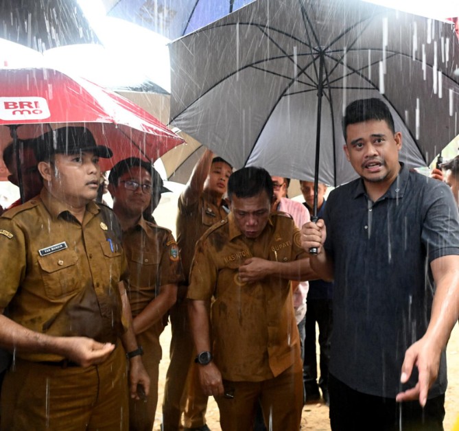 Gubernur Sumatera Utara, Bobby Nasution, mengultimatum percepatan proyek tanggul dan sabodam Sungai Tukka di Kecamatan Tukka guna mencegah banjir susulan yang mengancam permukiman warga. Peringatan itu disampaikan saat meninjau langsung lokasi pembangunan di Desa Hutanabolon, Senin (13/4/2026).