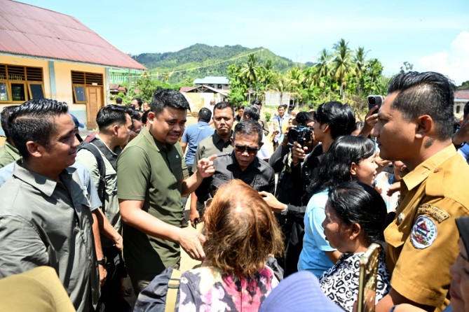 Gubernur Sumatera Utara Bobby Nasution meninjau sempadan Sungai Sibuluan dan sekitarnya untuk memastikan percepatan rekonstruksi tanggul serta penanganan permukiman warga terdampak banjir bandang 2025.