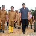Gubernur Sumatera Utara, Bobby Nasution, saat meninjau penanganan banjir di Tapanuli Tengah menuai perhatian publik.