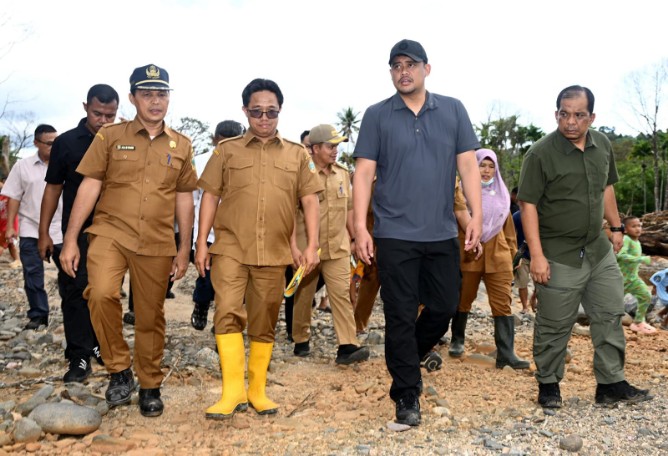 Gubernur Sumatera Utara, Bobby Nasution, saat meninjau penanganan banjir di Tapanuli Tengah menuai perhatian publik.