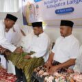 Bupati Langkat Syah Afandin menghadiri halal bihalal Ikatan Keluarga Alumni Pendidikan Tinggi Kepamongprajaan (IKAPTK) sekaligus melepas tiga calon jemaah haji tahun 2026 di Rumah Dinas Sekretaris Daerah Langkat, Stabat, Selasa (14/4/2026).