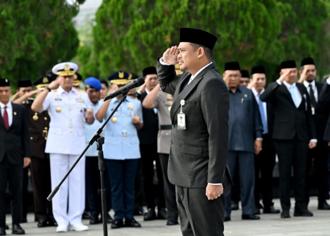 Gubernur Sumatera Utara (Sumut) Bobby Afif Nasution memimpin upacara ziarah dan tabur bunga dalam rangka Hari Ulang Tahun (HUT) ke-78 Provinsi Sumut di Taman Makam Pahlawan (TMP) Bukit Barisan, Jalan SM Raja, Medan, Rabu (15/4/2026).