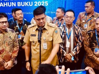 Gubernur Sumut M Bobby Afif Nasution didampingi Bupati Tapsel Gus Irawan Pasaribu, Komisaris Utama Bank Sumut Firsal Dida Mutyara (paling kiri) dan Direktur Utama Bank Sumut Heru Mardiansyah (paling kanan) memberikan keterangan kepada media terkait dukungan Pemprovsu, Bupati Tapsel dan Bank Sumut dalam pemberdayaan masyarakat dan percepatan pergerakan ekonomi warga terutama pelaku usaha mikro kecil dan menengah di Sumatera Utara. Saat ini Bank Sumut fokus menyusun konsep pendanaan dan pembiayaan di Tapsel sebagai pilot project.