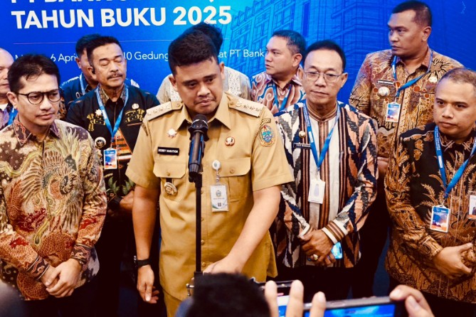 Gubernur Sumut M Bobby Afif Nasution didampingi Bupati Tapsel Gus Irawan Pasaribu, Komisaris Utama Bank Sumut Firsal Dida Mutyara (paling kiri) dan Direktur Utama Bank Sumut Heru Mardiansyah (paling kanan) memberikan keterangan kepada media terkait dukungan Pemprovsu, Bupati Tapsel dan Bank Sumut dalam pemberdayaan masyarakat dan percepatan pergerakan ekonomi warga terutama pelaku usaha mikro kecil dan menengah di Sumatera Utara. Saat ini Bank Sumut fokus menyusun konsep pendanaan dan pembiayaan di Tapsel sebagai pilot project.