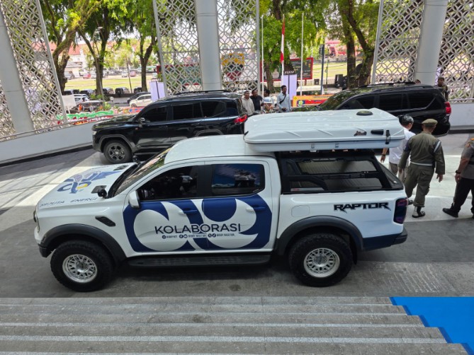 Gubernur Sumatera Utara Bobby Afif Nasution mewacanakan pemasangan stiker logo kolaborasi pada seluruh mobil dinas pejabat di lingkungan Pemprov Sumut.