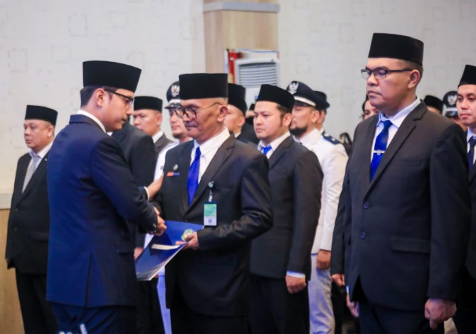 Wali Kota Medan Rico Tri Putra Bayu Waas melantik 76 pejabat eselon II, III, dan IV di lingkungan Pemko Medan, Kamis (16/4/2026), dengan ultimatum menunjukkan kinerja dalam waktu enam bulan.