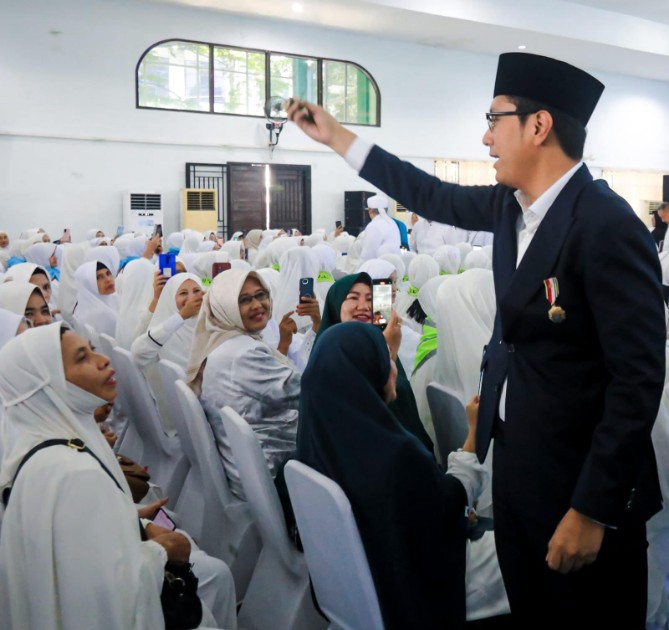 Wali Kota Medan Rico Tri Putra Bayu Waas melepas 1.883 calon jemaah haji (calhaj) asal Kota Medan untuk musim haji 1447 Hijriah.