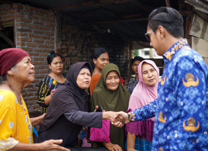 Wali Kota Medan Rico Tri Putra Bayu Waas meninjau jembatan perlintasan kereta api yang roboh akibat banjir di Jalan Adi Sucipto, Gang Damai, Kecamatan Medan Polonia, Jumat (17/4/2026).