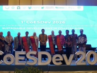 Kepala Dinas Lingkungan Hidup dan Kehutanan Sumut, Heri Wahyudi Marpaung; Direktur Eksekutif Yakopi Dr. Meilinda Suriani Harefa, dan para peserta konferensi internasional 1st CoESDev 2026: International Conference on Coastal Ecosystems and Sustainable Development 2026 berfoto bersama.