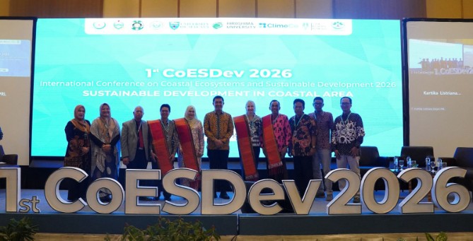 Kepala Dinas Lingkungan Hidup dan Kehutanan Sumut, Heri Wahyudi Marpaung; Direktur Eksekutif Yakopi Dr. Meilinda Suriani Harefa, dan para peserta konferensi internasional 1st CoESDev 2026: International Conference on Coastal Ecosystems and Sustainable Development 2026 berfoto bersama.