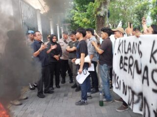 Diduga Cemari Lingkungan, Mahasiswa Demo DPRD Medan Desak Penutupan Pabrik Kecap