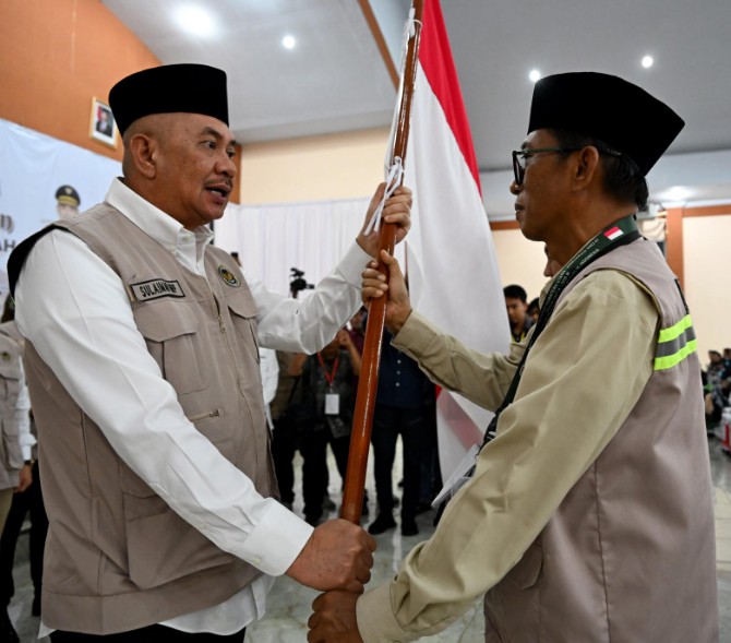 Sebanyak 360 jemaah haji Kloter 1 asal Sumatera Utara resmi diberangkatkan dari Asrama Haji Medan, Selasa (21/4/2026) malam. Rombongan berasal dari Kota Medan dan Binjai.