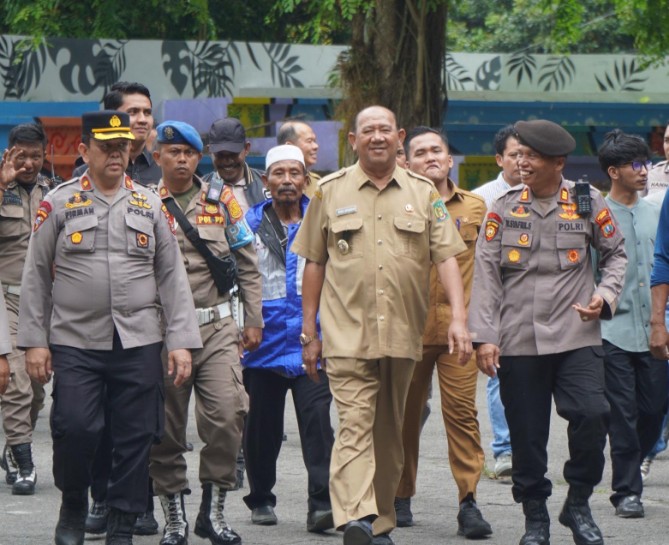 Ratusan korban banjir di Kabupaten Langkat mengeluhkan bantuan pemerintah pusat yang dinilai belum merata. Menanggapi hal itu, Bupati Langkat Syah Afandin berjanji melakukan pendataan ulang penerima bantuan.