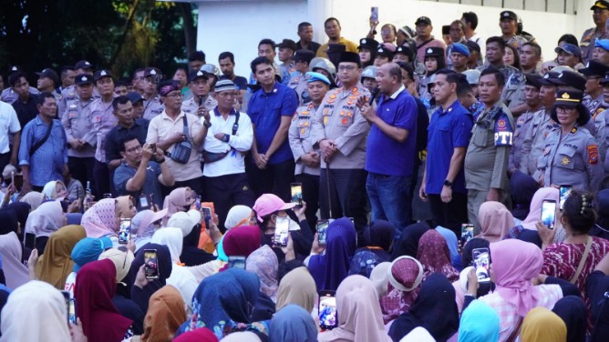 Sekitar 2.000 korban banjir di Kabupaten Langkat menuntut realisasi bantuan Jaminan Hidup (JADUP) dalam aksi di Alun-Alun T. Amir Hamzah, Stabat, Senin (20/4/2026).