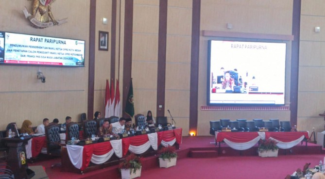 DPRD Kota Medan resmi mengumumkan pemberhentian Wakil Ketua DPRD Medan Rajudin Sagala dan menetapkan Sri Rezeki sebagai calon pengganti dari Fraksi PKS untuk sisa masa jabatan 2024–2029, Senin (27/4/2026).