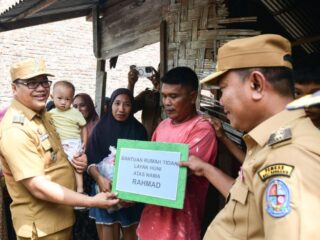 Bupati Deli Serdang, Asri Ludin Tambunan, bersama Wakil Bupati Lom Lom Suwondo, melakukan peletakan batu pertama program renovasi Rumah Tidak Layak Huni (RTLH) di Kecamatan Hamparan Perak, Selasa (28/4/2026).