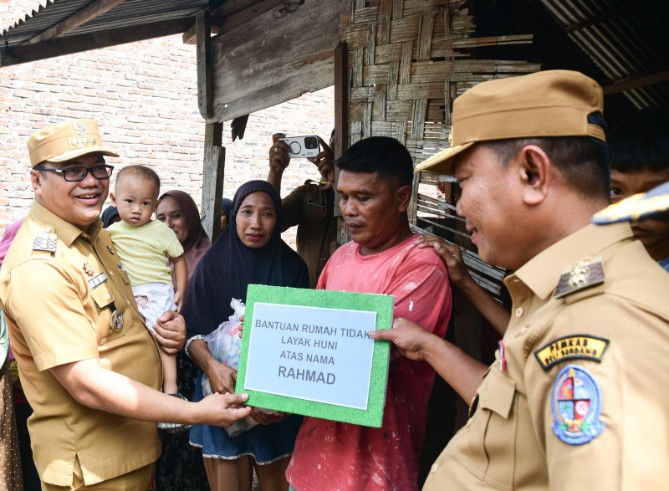Bupati Deli Serdang, Asri Ludin Tambunan, bersama Wakil Bupati Lom Lom Suwondo, melakukan peletakan batu pertama program renovasi Rumah Tidak Layak Huni (RTLH) di Kecamatan Hamparan Perak, Selasa (28/4/2026).