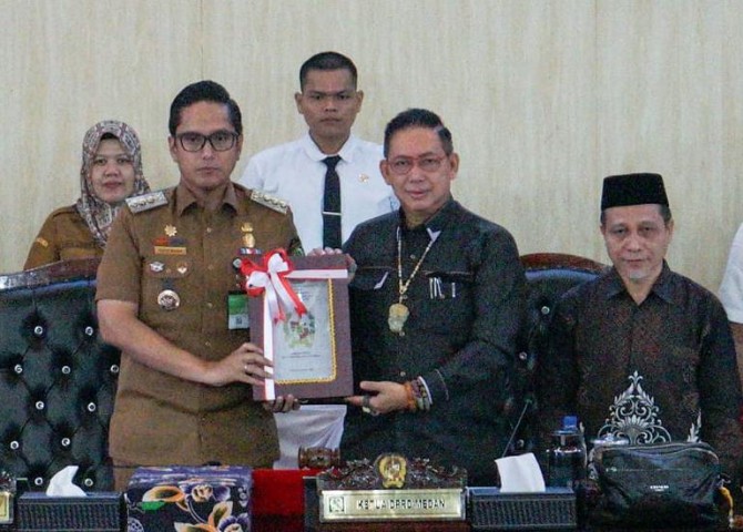 Wali Kota Medan Rico Tri Putra Bayu Waas menerima rekomendasi DPRD atas Laporan Keterangan Pertanggungjawaban (LKPJ) Tahun Anggaran 2025 dalam rapat paripurna di DPRD Kota Medan, Selasa (28/4/2026).