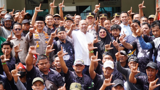 Bupati Langkat H. Syah Afandin menemui langsung massa aksi Hari Buruh Internasional (May Day) 2026 yang menggelar unjuk rasa damai di depan Kantor Bupati Langkat, Jumat (1/5/2026).
