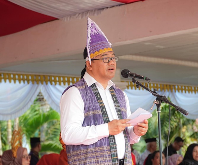 Bupati Deli Serdang Asri Ludin Tambunan