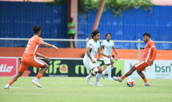 Pemain PSMS Medan berusaha melewati hadangan pemain Persiraja Banda Aceh. Dalam laga itu kedua tim bermain imbang 1-1