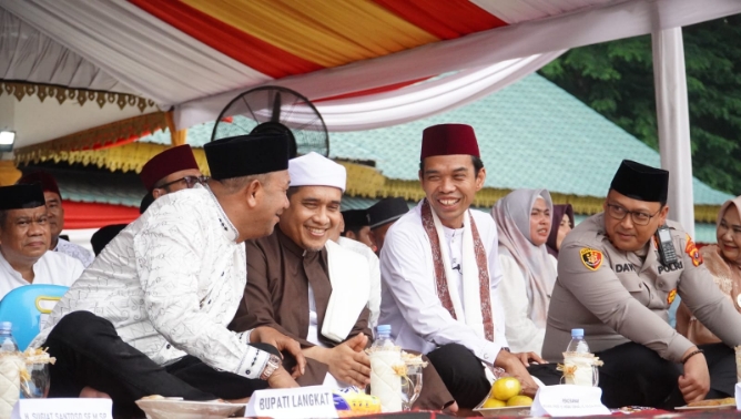 Bupati Langkat Syah Afandin bersama Wakil Bupati Tiorita Br Surbakti menghadiri Tabligh Akbar bertema “Jihad Melawan Narkoba” di Alun-alun Tengku Amir Hamzah, Stabat, Sabtu (2/5/2026).