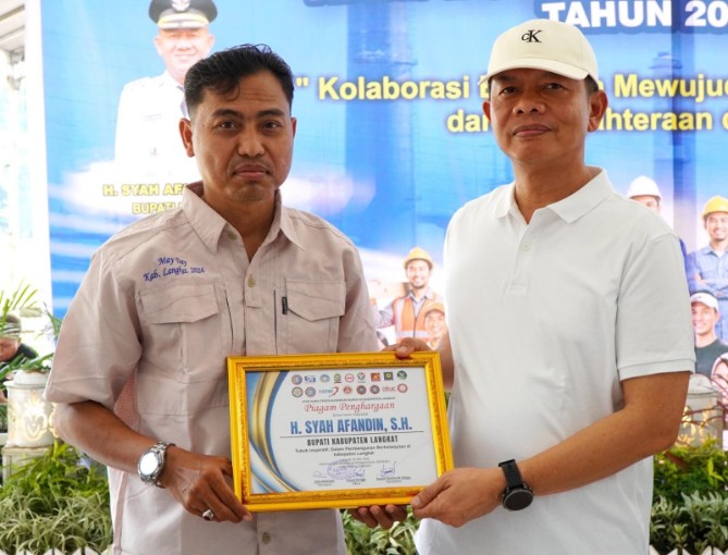 Pemerintah Kabupaten Langkat menggelar gerak jalan santai dalam rangka memperingati Hari Buruh Internasional (May Day) 2026 di Alun-alun Tengku Amir Hamzah, Minggu (3/5/2026).