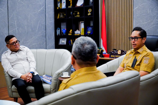 Wali Kota Medan, Rico Tri Putra Bayu Waas, menerima audiensi Kepala Kantor Wilayah Direktorat Jenderal Imigrasi Sumatera Utara, Parlindungan, di Rumah Dinas Wali Kota Medan, Senin (4/5/2026).