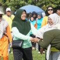 Ketua Tim Penggerak PKK Kabupaten Langkat, Endang Kurniasih, menyumbangkan dua unit sepeda gunung untuk memeriahkan peresmian Kampung Binaan Polres Langkat yang dirangkaikan dengan kegiatan gerak jalan santai dan senam sehat.