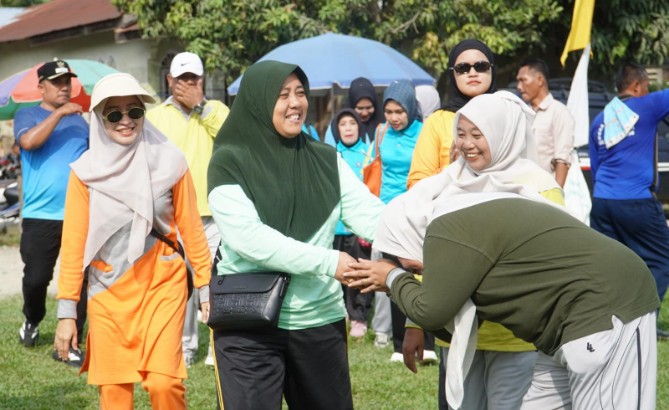 Ketua Tim Penggerak PKK Kabupaten Langkat, Endang Kurniasih, menyumbangkan dua unit sepeda gunung untuk memeriahkan peresmian Kampung Binaan Polres Langkat yang dirangkaikan dengan kegiatan gerak jalan santai dan senam sehat.