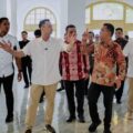 Utusan Khusus Presiden Bidang Pembinaan Generasi Muda dan Pekerja Seni, Raffi Ahmad, terpukau melihat kemegahan Gedung Warenhuis saat diajak berkunjung oleh Wakil Wali Kota Medan Zakiyuddin Harahap di kawasan Kota Lama Kesawan, Kamis (7/5/2026).