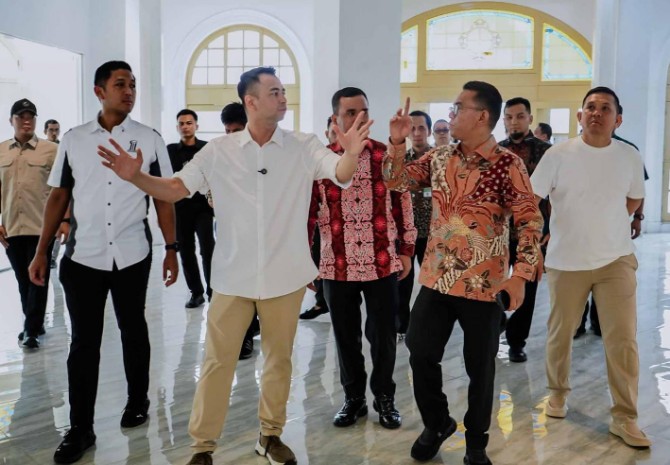 Utusan Khusus Presiden Bidang Pembinaan Generasi Muda dan Pekerja Seni, Raffi Ahmad, terpukau melihat kemegahan Gedung Warenhuis saat diajak berkunjung oleh Wakil Wali Kota Medan Zakiyuddin Harahap di kawasan Kota Lama Kesawan, Kamis (7/5/2026).