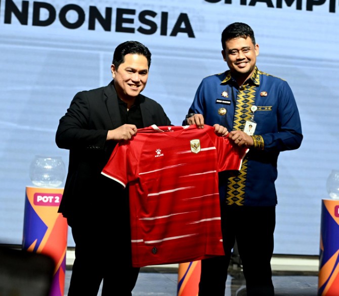 Gubernur Sumut Bobby Afif Nasution bersama Ketua Umum PSSI, Erick Thohir